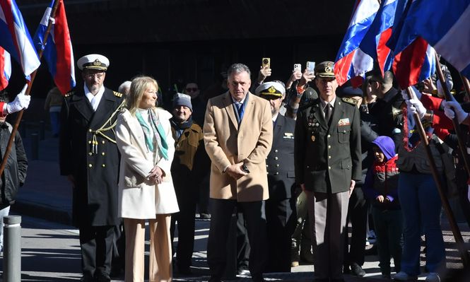 El presidente Yamandú Orsi y la vicepresidenta Carolina Cosse en el acto de este 18 de julio por la Jura de la Constitución