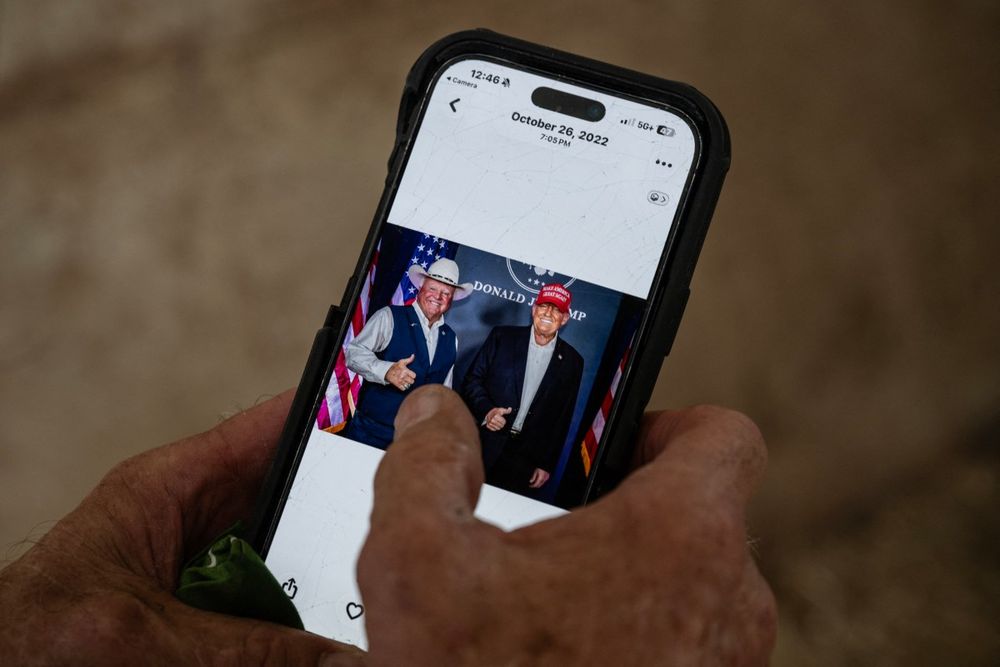 El comisionado de Agricultura de Texas, Sid Miller, muestra una fotograf&iacute;a suya con el presidente de Estados Unidos, Donald Trump.