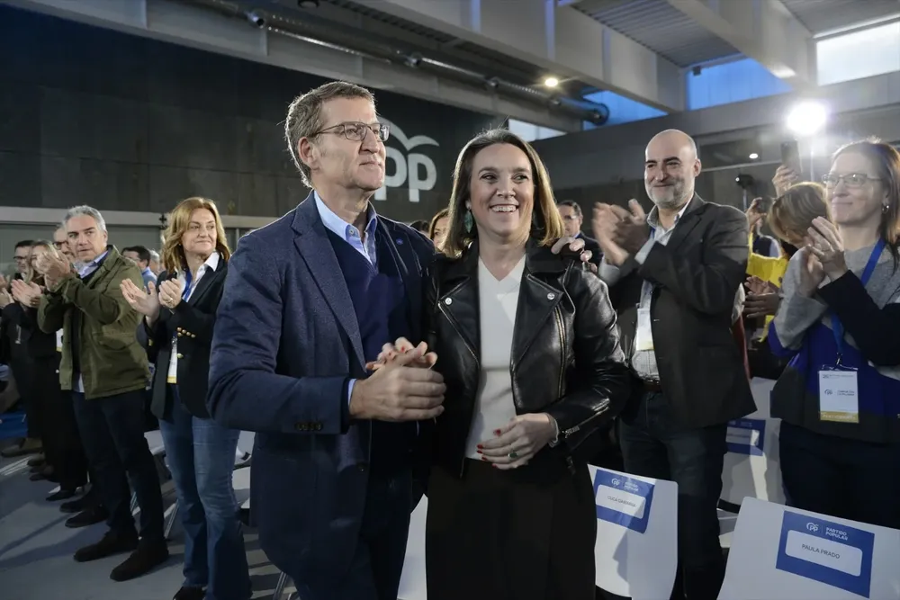 El presidente del Partido Popular, Alberto Núñez Feijóo (3i), y la secretaria general del Partido Popular, Cuca Gamarra.