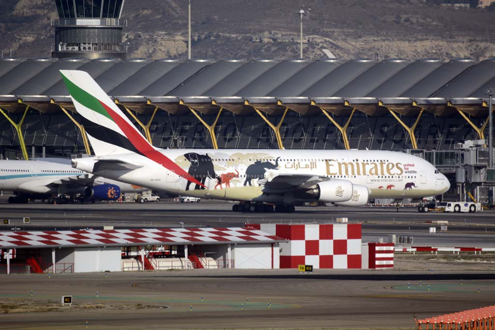 Avión de Emirates en el aeropuerto de Barajas en Madrid