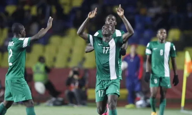 Christian Ebere con la selección sub 17 de Nigeria, delante de un joven Victor Osimhen