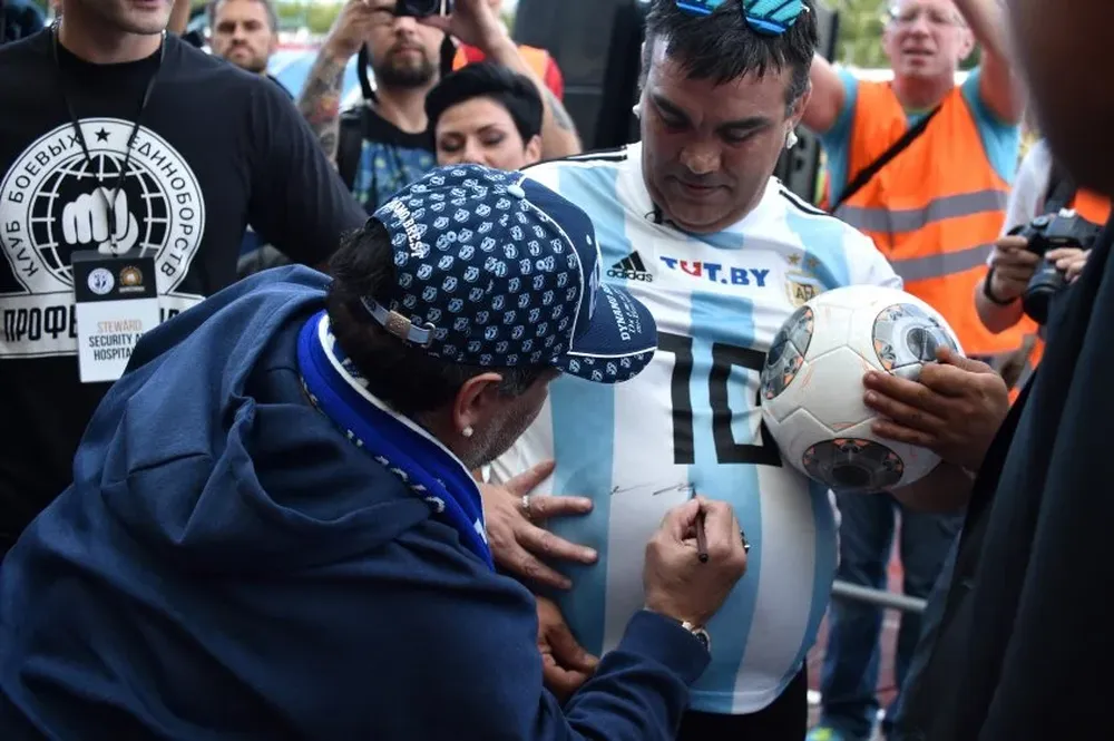 El 10 firmó autógrafos
