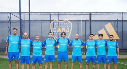 El nuevo cuerpo técnico de Boca, Diego Martínez y Cristian Bardaro, tecero desde la izquierda