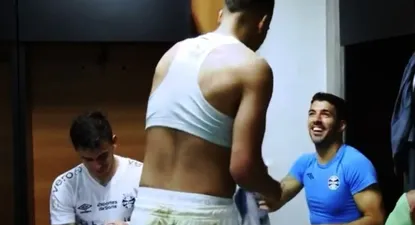 Luis Suárez intercambió su camiseta con un juvenil de Gremio que se la pidió en el vestuario