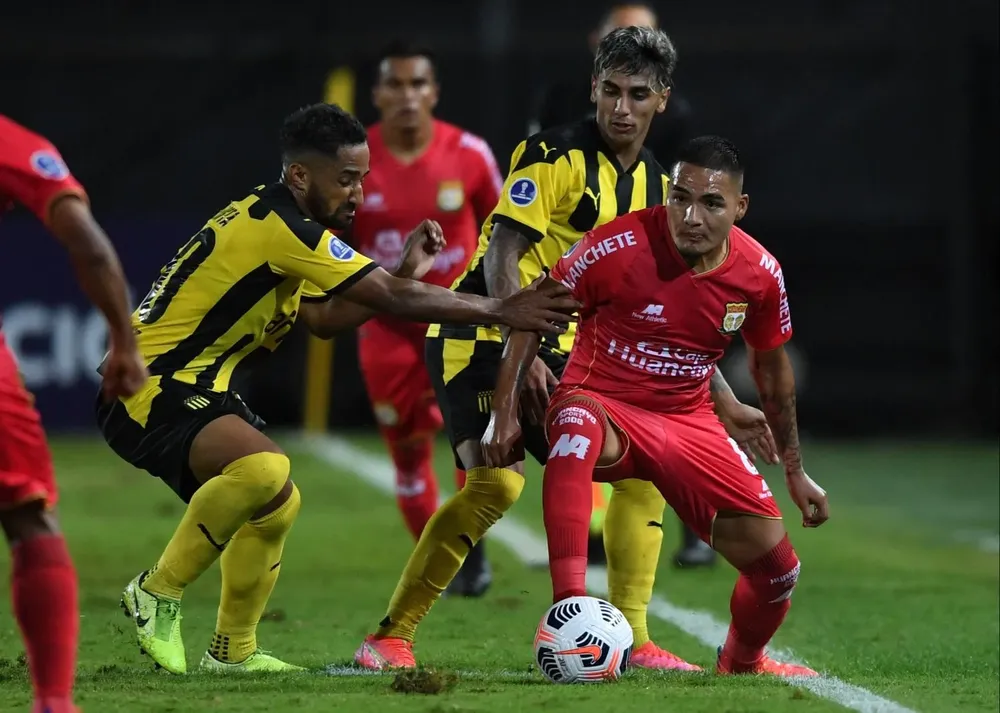 Peñarol debutó bien ante Sport Huancayo, pero Corinthians lo obligará a jugar de otra manera