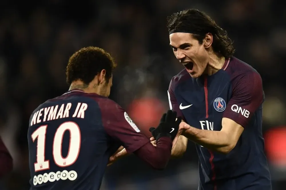 Cavani y Neymar festejaron juntos el 2-0 anotado por el uruguayo