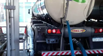 Transporte de leche para Conaprole a cargo de Trale.