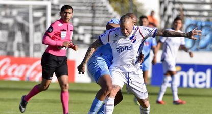 Nicolás López de Nacional ante Montevideo City Torque por el Torneo Intermedio