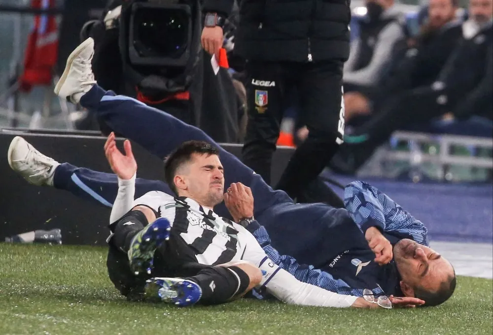 Ignacio Pussetto chocó con Sarri, los lentes volaron, el DT rodó