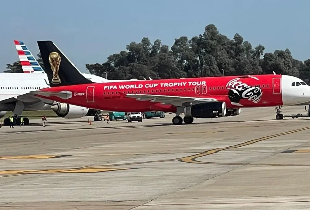 La copa del mundo viaja en vuelo privado; el avión aterrizó en Argentina este martes