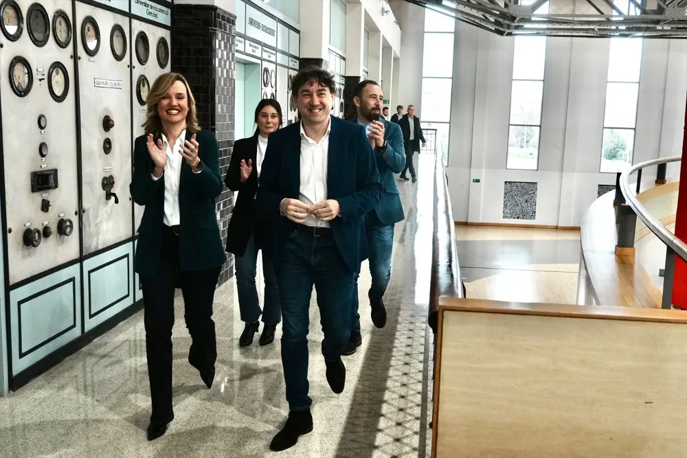 La portavoz del Gobierno y ministra de Educación, Pilar Alegría, junto al candidato a lehendakari por el PSE-EE, Eneko Andueza, en Barakaldo (Bizkaia).