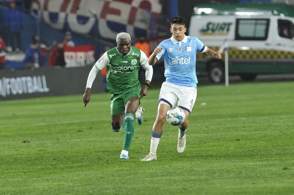 Ebere marcado por Thiago Helguera en 2023