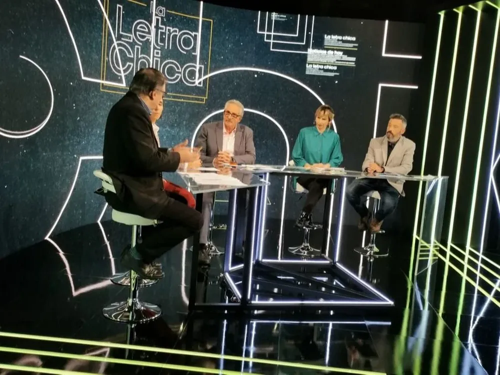 Ricardo Piñeyrúa, Ana Matyszczyk y Diego González, conductores de La letra chica, junto a los periodistas Antonio Ladra y Natalia Uval