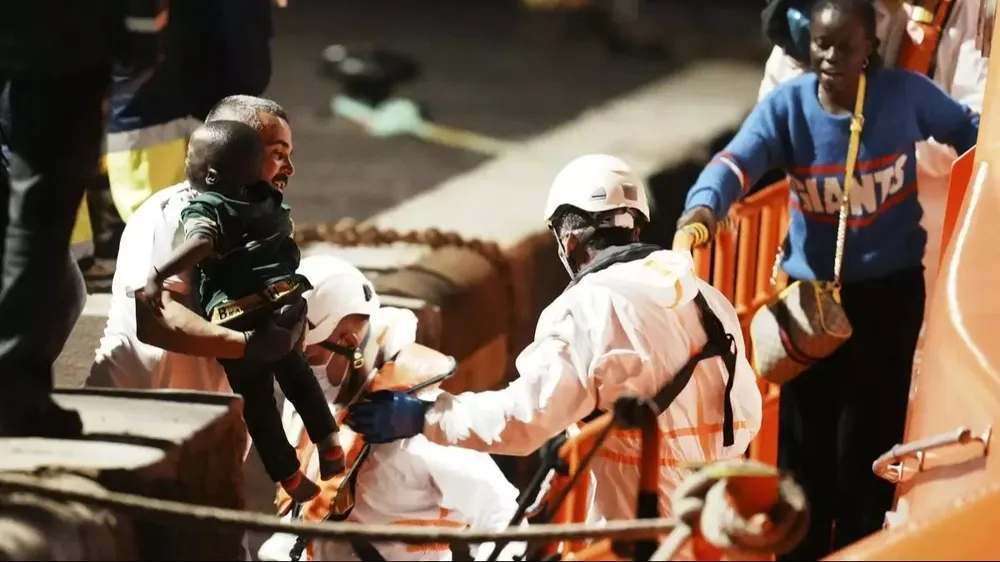 Personal de Salvamento Marítimo atiende a un bebé en el muelle de La Restinga, en El Hierro