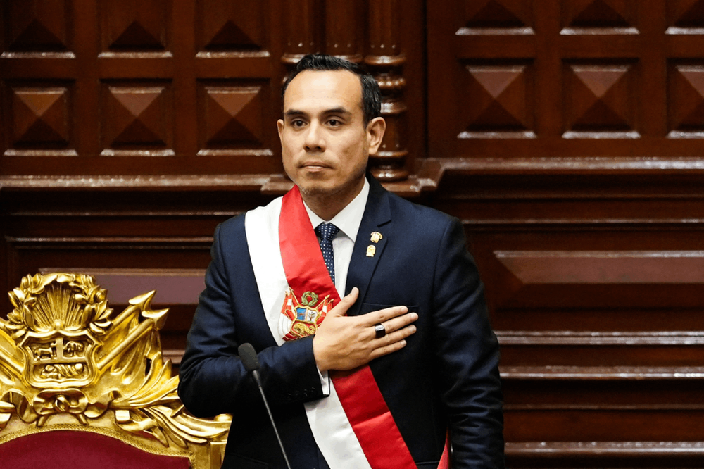 Tras la destitución de Boluarte y conforme a la línea de sucesión establecida en la Constitución, le correspondió a Jerí asumir la jefatura del Estado.