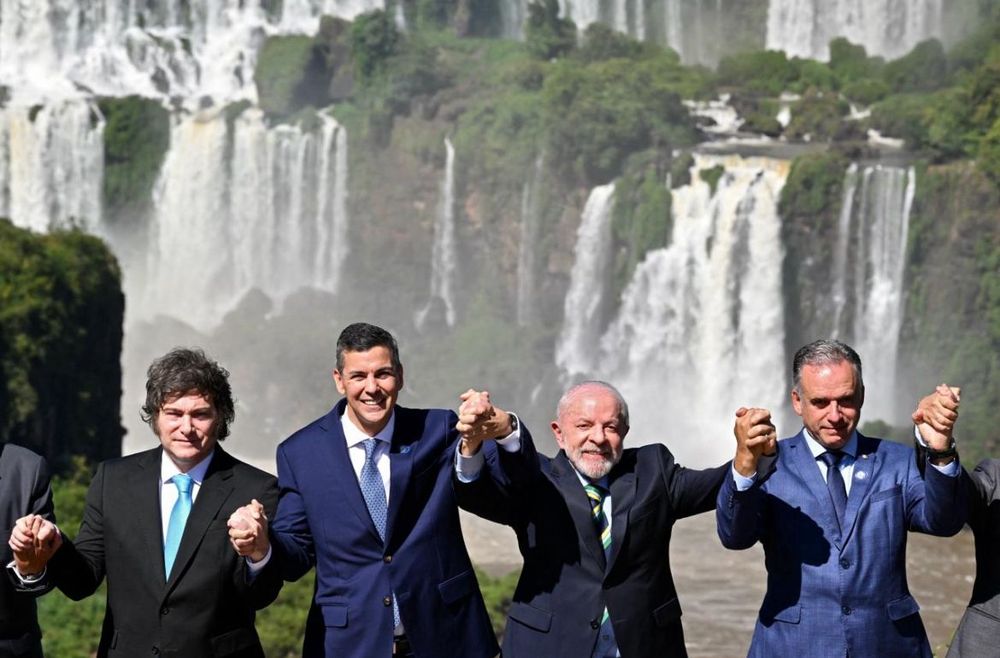 Los presidentes Javier Milei, Santiago Peña, Lula da Silva y Yamandú Orsi en la Cumbre del Mercosur en Brasil