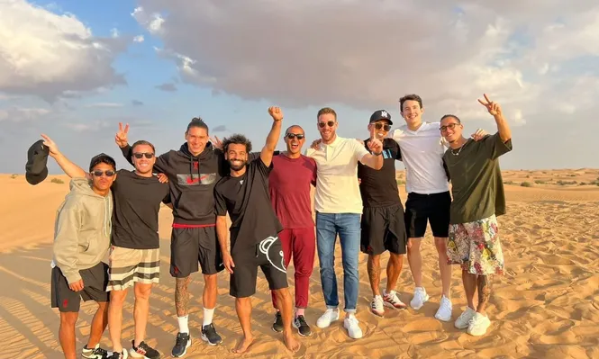 Darwin Núñez y un paseo por el desierto con las figuras de Liverpool