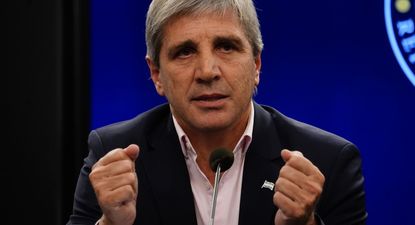 Luis Caputo, ministro de Economía, anunció la rebaja del impuesto PAIS.