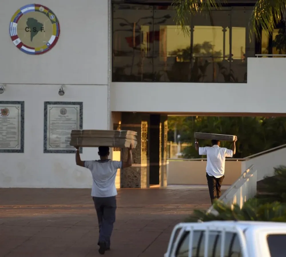 La Policía se llevó varias cajas repletas de documentos que están bajo sospecha