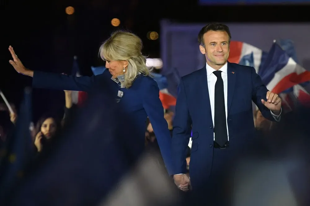 Macron celebra la victoria junto a su pareja