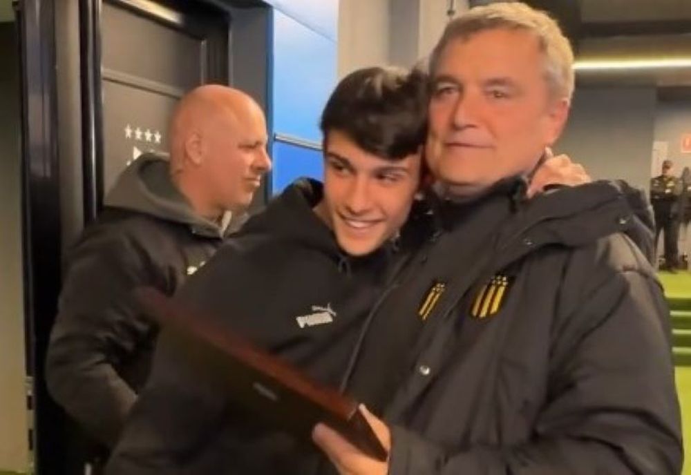 Diego Aguirre junto a su hijo Mateo, el día que le dio una placa por sus 100 partidos en su actual etapa como DT