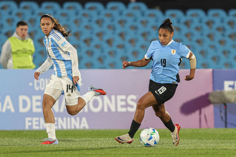 Wendy Carballo de Uruguay desborda ante Milagros Martin de Argentina por Liga de Naciones