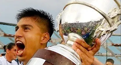 Mathías Laborda con la copa de campeón uruguayo con Nacional en 2022