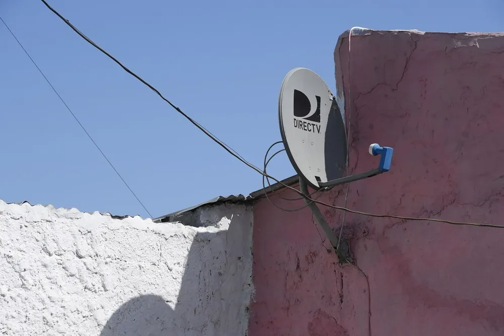 La empresa reclama el derecho a ofrecer internet como el resto de los cables.