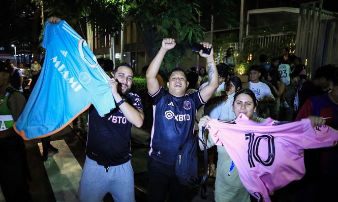 Fans de inter Miami y Messi en Lima