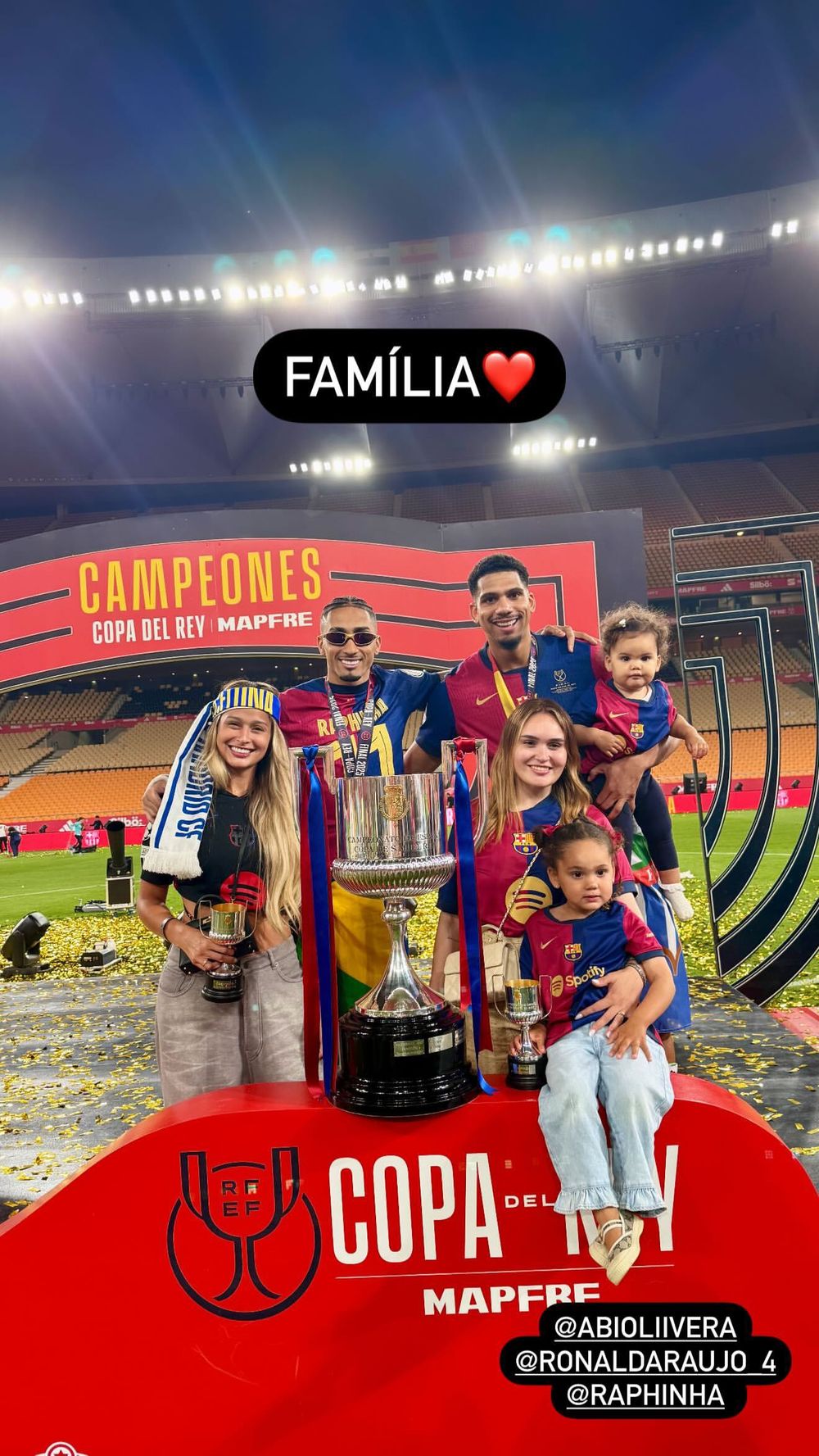 Ronald Araujo y Raphinha en el festejo tras ganar la Copa del Rey