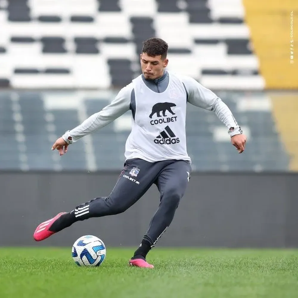 Alan Saldivia, zaguero uruguayo que juega en Colo Colo de Chile y que fue convocado para la selección sub 22 de Uruguay que jugará los Juegos Panamericanos Santiago 2023