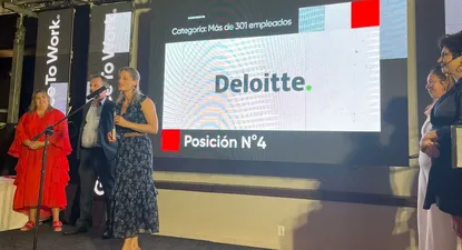 Lucía Muñoz, socia líder de Consultoría en Capital Humano de Deloitte, recibiendo el premio