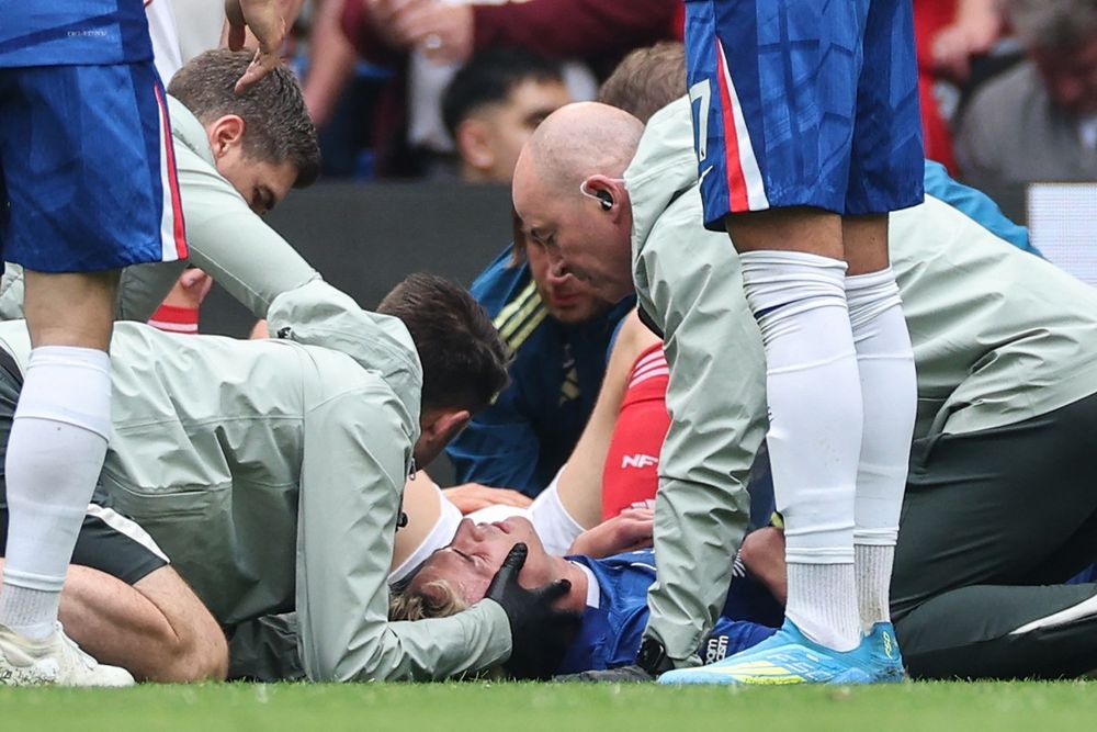 Los médicos de Chelsea atendiendo a Jesse Derry 