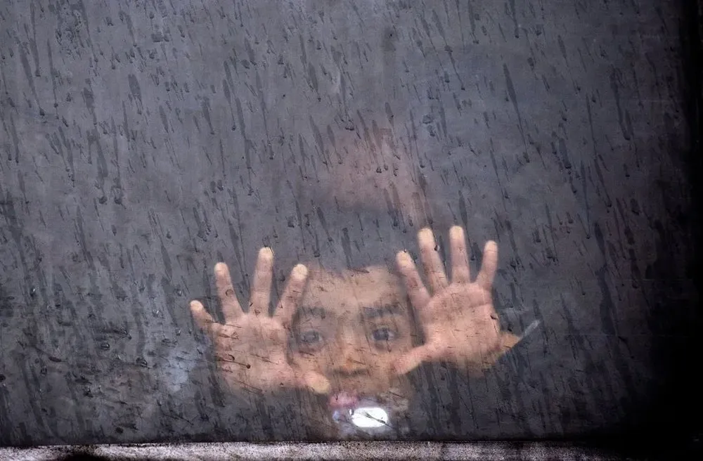 Niño en un tren de transporte de refugiados en Serbia, después de que cruzaran la frontera entre Grecia y Macedonia.