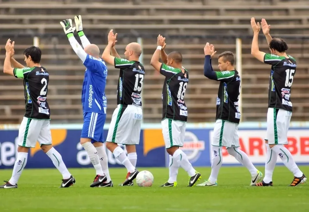 Los jugadores de Racing festejan el triunfo en el Tróccoli