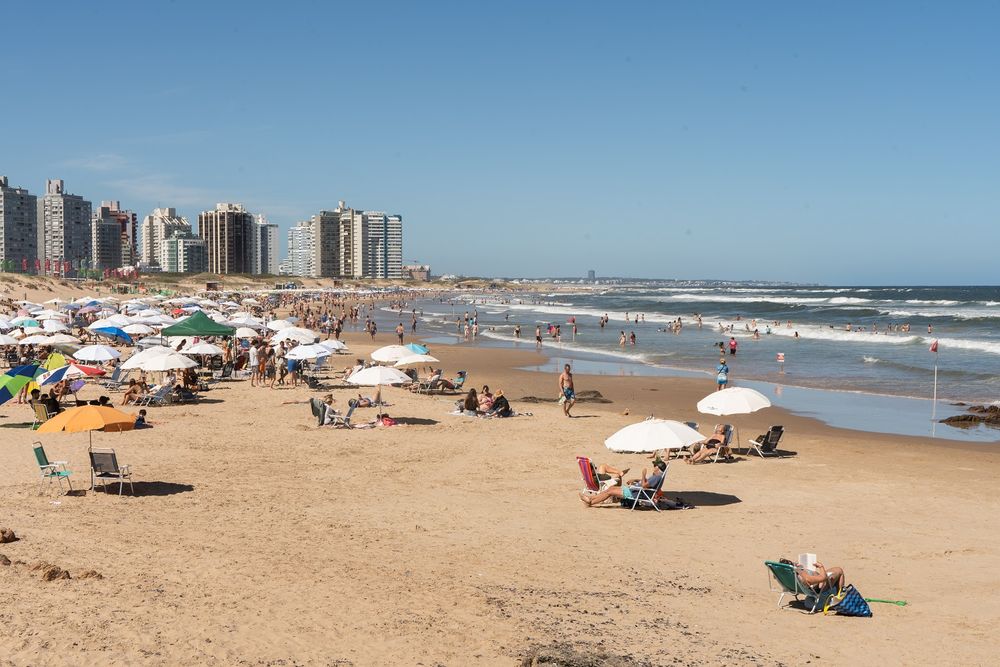 Bañistas toman el sol en Playa Brava este martes, en Punta del Este.