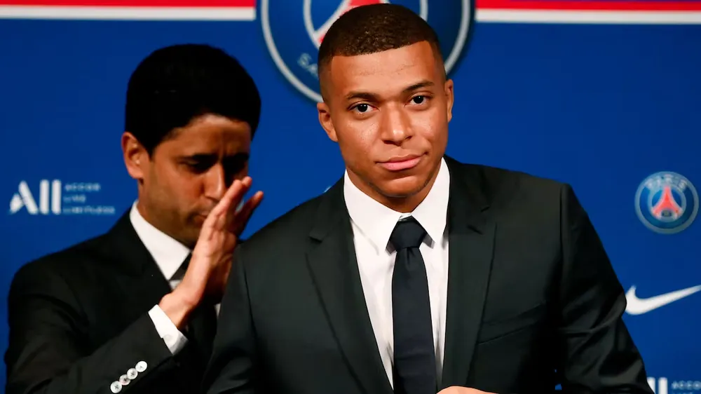 El presidente dle PSG, Nasser al Khelaifi, y Kylian Mbappé. (AFP)