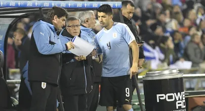 Luis Suárez junto a Tabárez y Mario Rebollo en uno de los tantos partidos que estuvieron juntos con la selección uruguaya