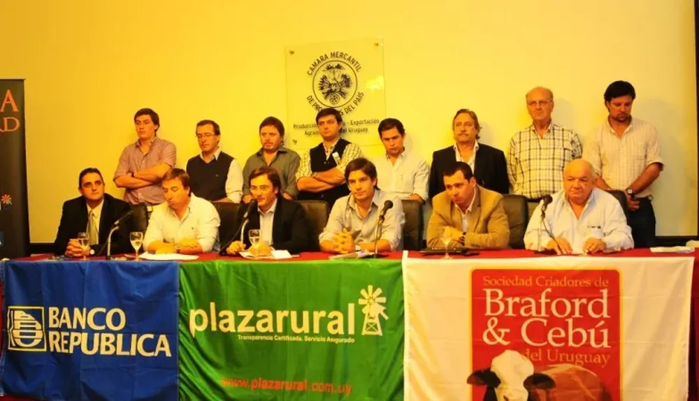 Integrantes de Plazarural, del BROU y de la Sociedad de Criadores de Braford en la conferencia