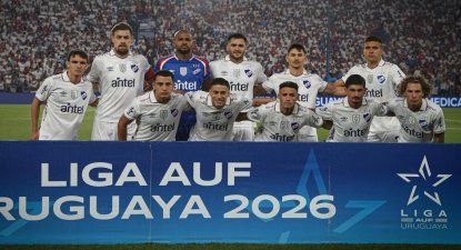 Equipo titular de Nacional ante Peñarol en el clásico del Torneo Apertura: Verón Lupi, Coates, Mejía, Maxi Gómez, Maxi Silvera y Millán; agachados: Rodrigo Martínez, Cándido, Pintado, Lucas Rodríguez y Boggio