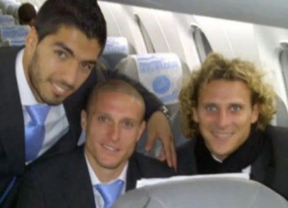 Suárez, Pérez y Forlán arriba del avión