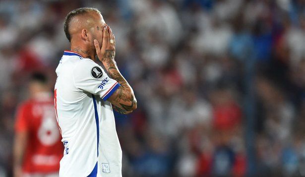 Nicolás López no puede creer la pelota que reventó en el travesaño&nbsp;