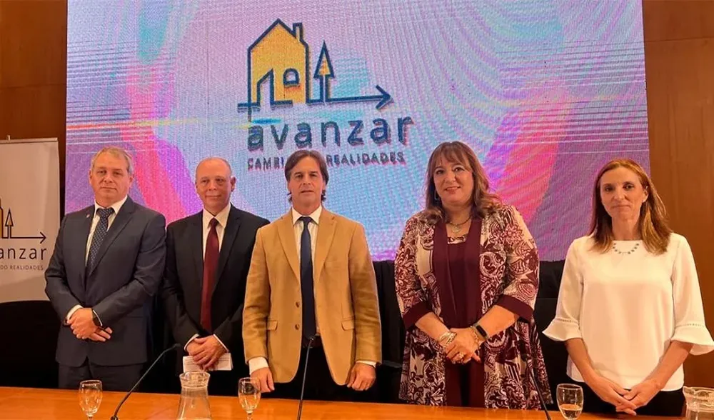 Lacalle junto a las autoridades del Ministerio de Vivienda y el Congreso de Intendentes