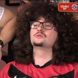 Illet Frank, siguiendo el empate entre West Ham y Manchester United, desde la peluquería que se volvió viral.