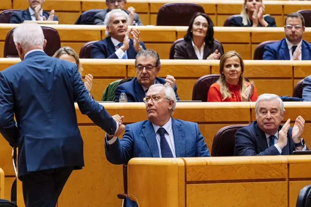 El senador del PP Javier Arenas (2d) durante una sesión plenaria, en el Senado.