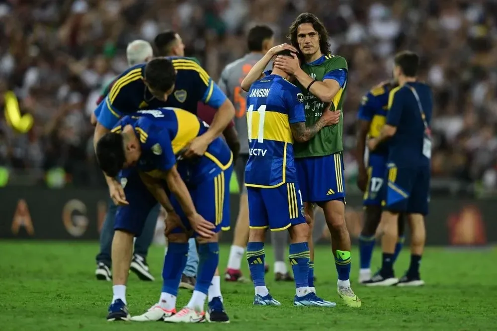 Edinson Cavani consuela a Lucas Janson tras perder la final de la Copa Libertadores con Boca ante Fluminense Edinson Cavani consuela a Lucas Janson tras perder la final de la Copa Libertadores con Boca ante Fluminense