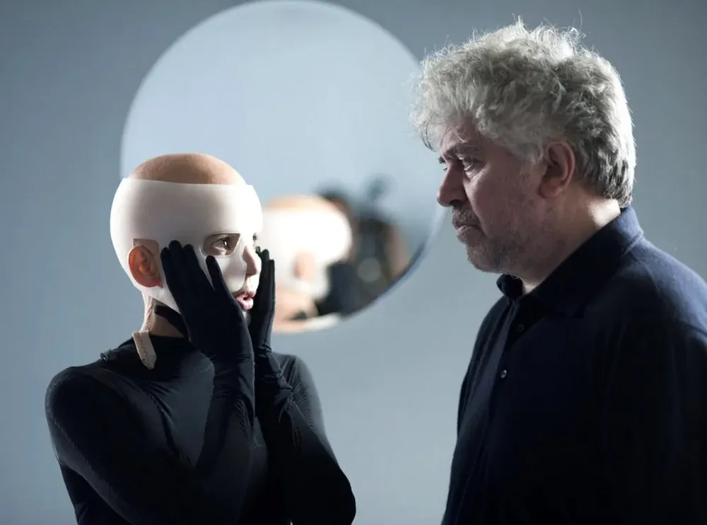 Almodóvar en su filme La piel que habito