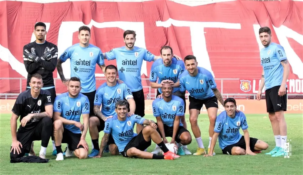 El equipo de Godín en el fútbol interno previo al partido con Venezuela; esta formación le ganó a la de Luis Suárez