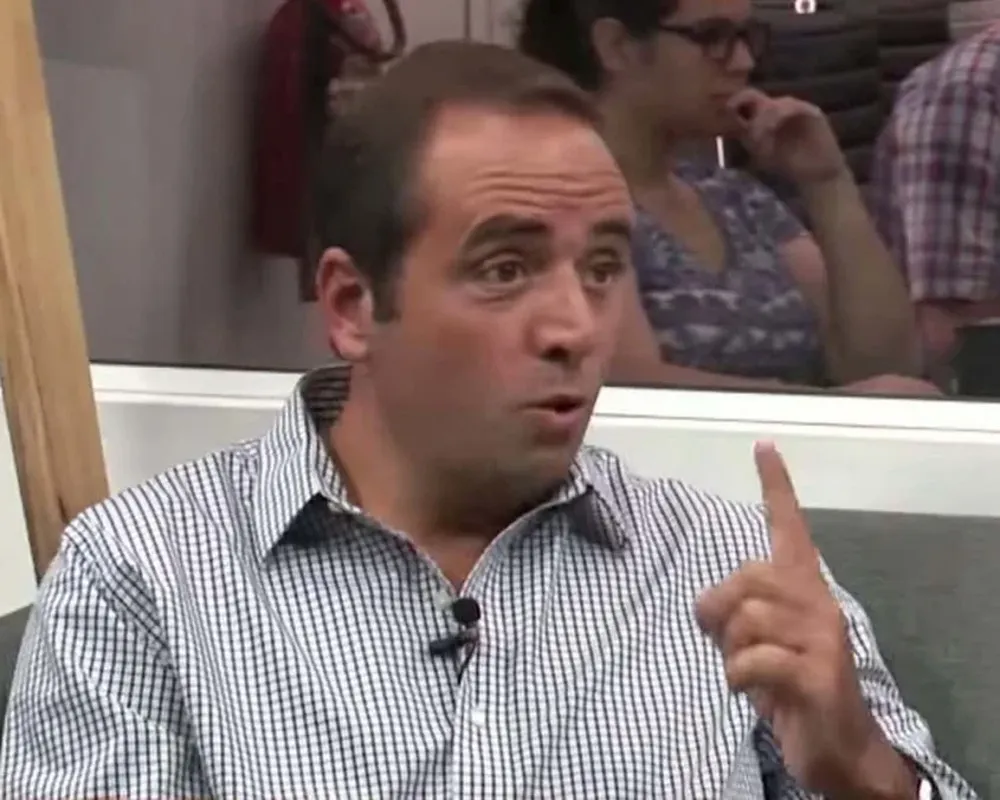 Sebastián Andújar continuó en su banca tras ser expulsado