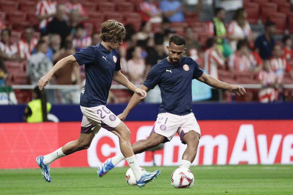 Los jugadores de Girona Bryan Gil y Yangel Herrera (d)